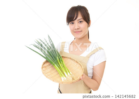 一位婦女提著一籃蔥 142145682