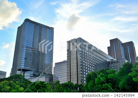 清晨從日比谷公園眺望東京中城日比谷的景色 清晨從日比谷公園眺望東京中城日比谷的景色 142145994