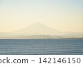Bathed in the soft light of twilight, the silhouette of Sagami Bay and Mount Fuji is faintly shrouded in mist. 142146150