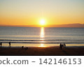 The everyday life of Shonan at sunset, silhouetted against a backdrop of golden sky and sea. 142146153