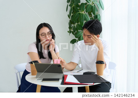 工作中承受壓力的年輕人 142146234