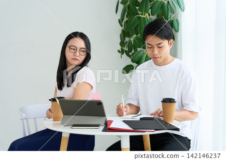 工作中承受壓力的年輕人 142146237