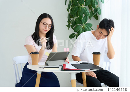 工作中承受壓力的年輕人 工作中承受壓力的年輕人 142146238