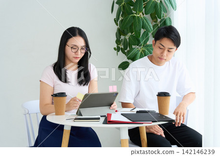 工作中承受壓力的年輕人 工作中承受壓力的年輕人 142146239