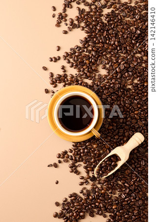 咖啡倒入杯子 咖啡倒入杯子 142146410