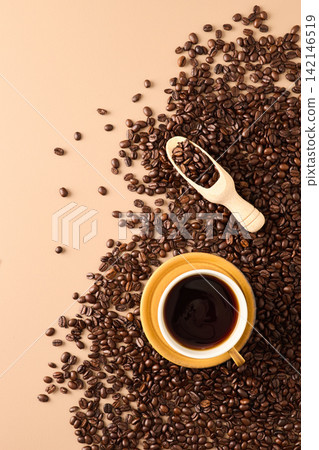 咖啡倒入杯子 咖啡倒入杯子 142146519