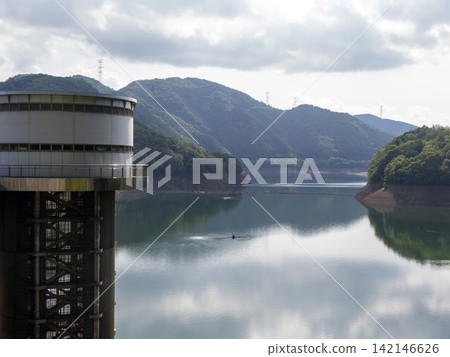 The selective water intake facility of Hiyoshi Dam and the scenery of Tenwaka Lake The selective water intake facility of Hiyoshi Dam and the scenery of Tenwaka Lake 142146626
