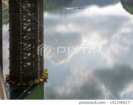 The selective water intake facility of Hiyoshi Dam and the scenery of Tenwaka Lake The selective water intake facility of Hiyoshi Dam and the scenery of Tenwaka Lake 142146627