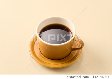咖啡倒入杯子 咖啡倒入杯子 142146984