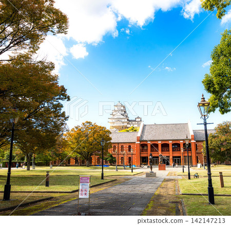 Under a clear blue sky in autumn, Himeji Castle, a World Cultural Heritage site and National Treasure, and the Himeji City Museum of Art. 142147213