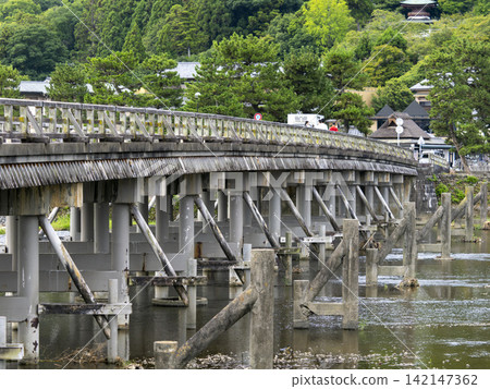 夏日嵐山渡月橋和桂川 夏日嵐山渡月橋和桂川 142147362