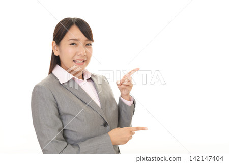 指導微笑的女商人 指導微笑的女商人 142147404