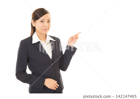 指導微笑的女商人 指導微笑的女商人 142147405