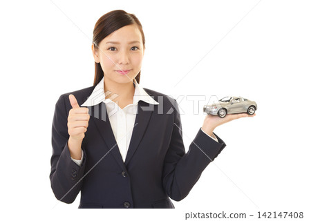 一位微笑的女士手持一輛模型車 一位微笑的女士手持一輛模型車 142147408