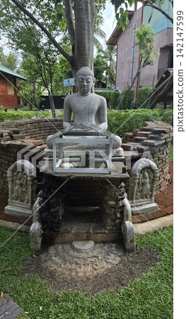 Buddha statue Buddha statue 142147599