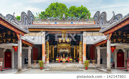 Ornate traditional architecture of Chan She Shu Yuen Ancestral Hall in Kuala Lumpur, Malaysia 142147801