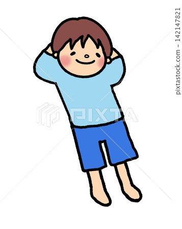 一個可愛的小男孩躺著打個盹兒。 一個可愛的小男孩躺著打個盹兒。 142147821