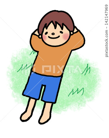 一個可愛的小男孩躺著打個盹兒。 一個可愛的小男孩躺著打個盹兒。 142147969