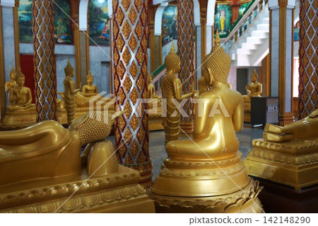 泰國普吉島查龍寺的佛像 142148290