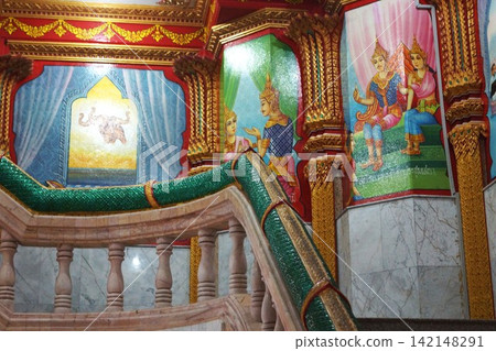 泰國普吉島查龍寺的台階 泰國普吉島查龍寺的台階 142148291