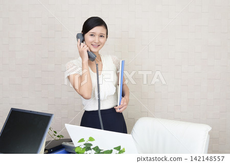 有手機的女商人 142148557