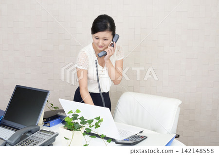 有手機的女商人 有手機的女商人 142148558