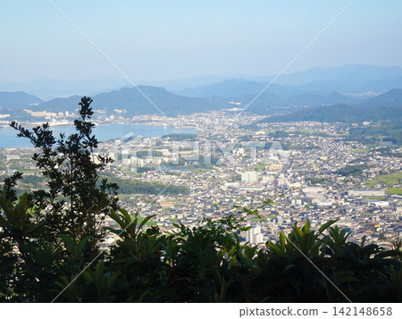 從香川縣高松市的屋島(屋島城遺址展望點)眺望城市、大海和山脈。 從香川縣高松市的屋島(屋島城遺址展望點)眺望城市、大海和山脈。 142148658