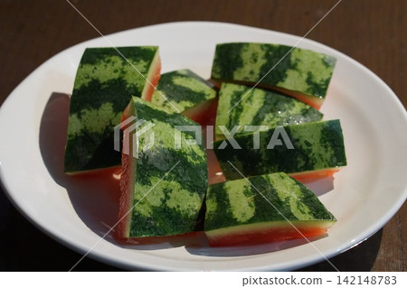 吃完西瓜後的西瓜皮和白色盤子(俯視圖) 吃完西瓜後的西瓜皮和白色盤子(俯視圖) 142148783