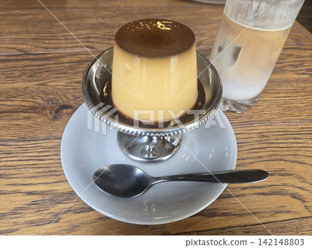 Latte and pudding Latte and pudding 142148803