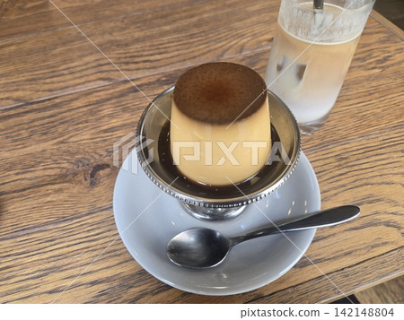 Latte and pudding Latte and pudding 142148804