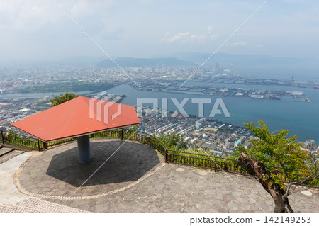 從瀨戶內海國立公園屋島眺望瀨戶內海和高松市（攝於2026年8月） 142149253