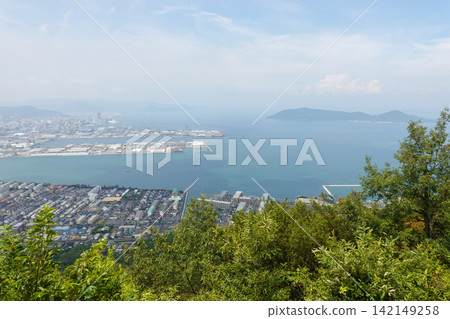 從瀨戶內海國立公園屋島眺望瀨戶內海和高松市（攝於2026年8月） 142149258