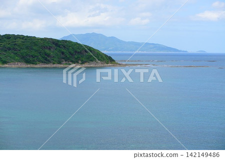 蔚藍的大海和鬱鬱蔥蔥的海岬的景色（留有複製空間） 142149486