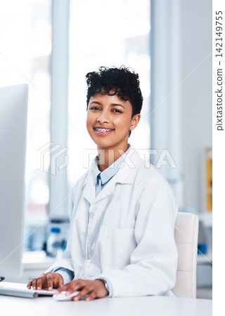 Portrait, woman and scientist with smile on computer for internet research or store data for information. Lab, science and happy with medical career or intern opportunity in scientific development Portrait, woman and scientist with smile on computer for internet research or store data for information. Lab, science and happy with medical career or intern opportunity in scientific development 142149755