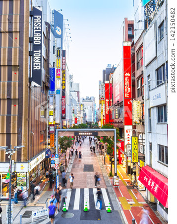 新宿站東口,新宿武藏野通,傍晚景色 新宿站東口,新宿武藏野通,傍晚景色 142150482