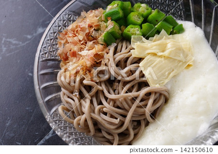 托羅羅和秋葵蕎麥麵 142150610