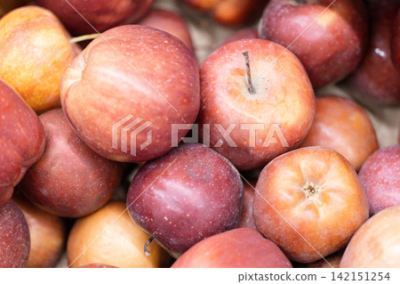 Fresh ripe apples close-up. Fresh ripe apples with a beautiful red-yellow blush. Fruit and vegetable stand. Autumn harvest. 142151254