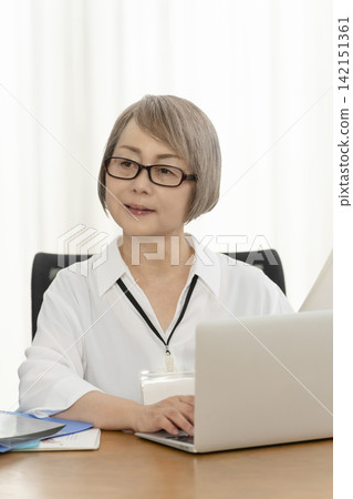在辦公室工作的老年女性 在辦公室工作的老年女性 142151361