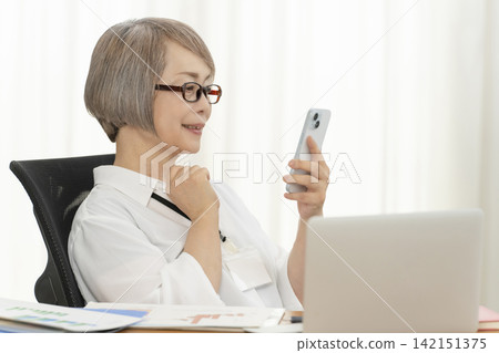 在辦公室工作的老年女性 在辦公室工作的老年女性 142151375