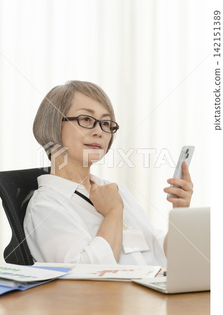 在辦公室工作的老年女性 在辦公室工作的老年女性 142151389
