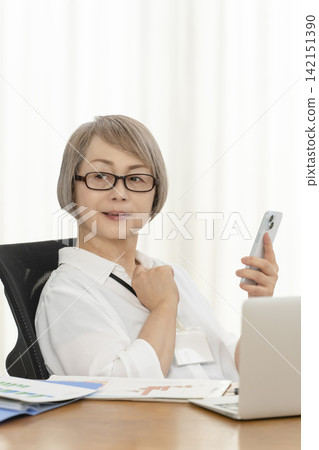 在辦公室工作的老年女性 在辦公室工作的老年女性 142151390