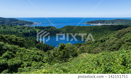 Superb view of midsummer: Toga Bay and Ninome Lagoon seen from Hachibodai, Akita Prefecture Superb view of midsummer: Toga Bay and Ninome Lagoon seen from Hachibodai, Akita Prefecture 142151751