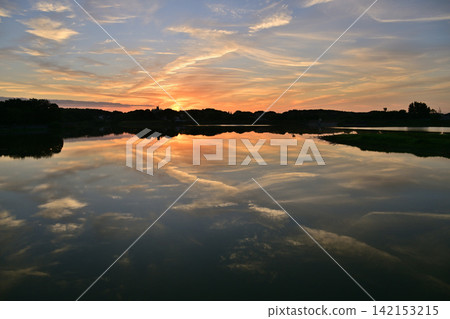 Morning glow reflected on the water surface Morning glow reflected on the water surface 142153215
