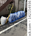 東京的一個垃圾收集點被藍色防護網覆蓋，以防止烏鴉破壞。 142154936