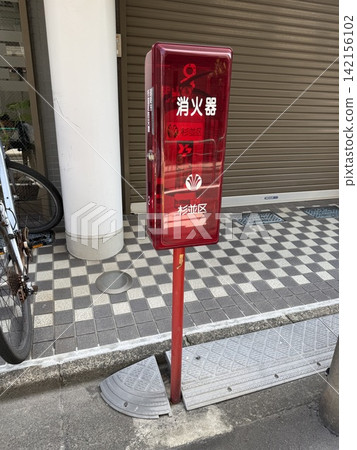 在日本的居民區道路兩側安裝的立式街頭滅火器,用於預防當地災害。 在日本的居民區道路兩側安裝的立式街頭滅火器,用於預防當地災害。 142156102