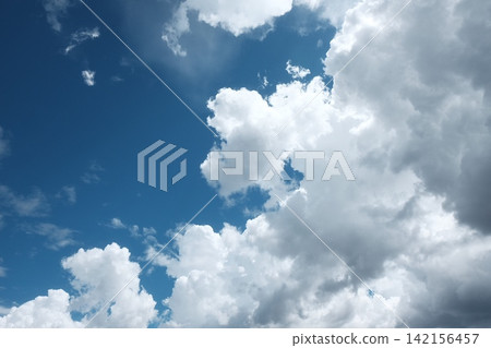 多雲的天空 多雲的天空 142156457