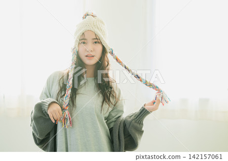 一位戴著針織帽的女士的肖像 一位戴著針織帽的女士的肖像 142157061