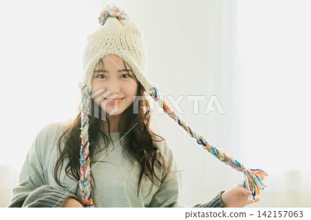 一位戴著針織帽的女士的肖像 一位戴著針織帽的女士的肖像 142157063