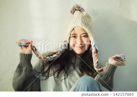 一位戴著針織帽的女士的肖像 一位戴著針織帽的女士的肖像 142157065