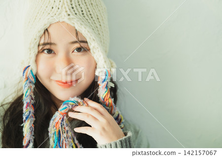 一位戴著針織帽的女士的肖像 一位戴著針織帽的女士的肖像 142157067